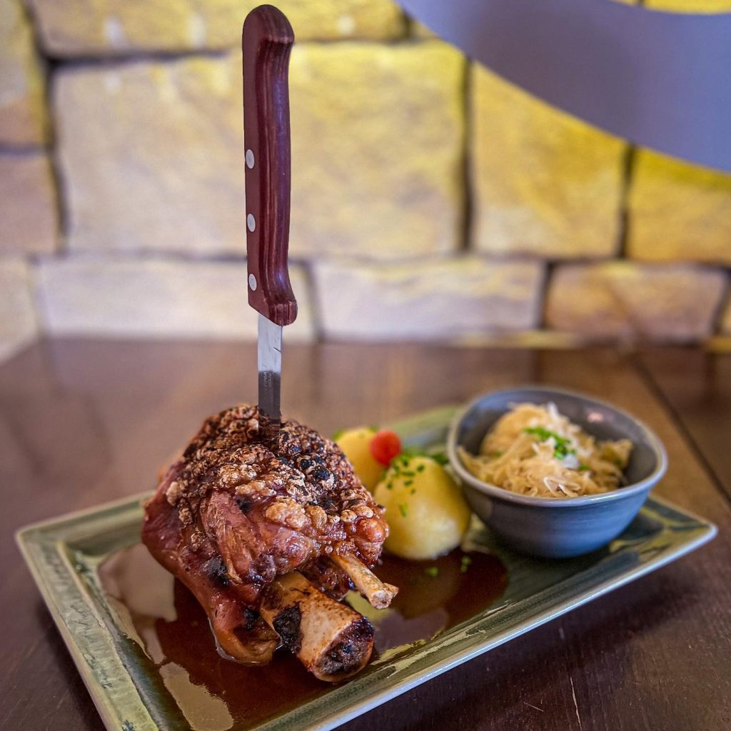 Schweinshaxe mit Knödel und Krautsalat