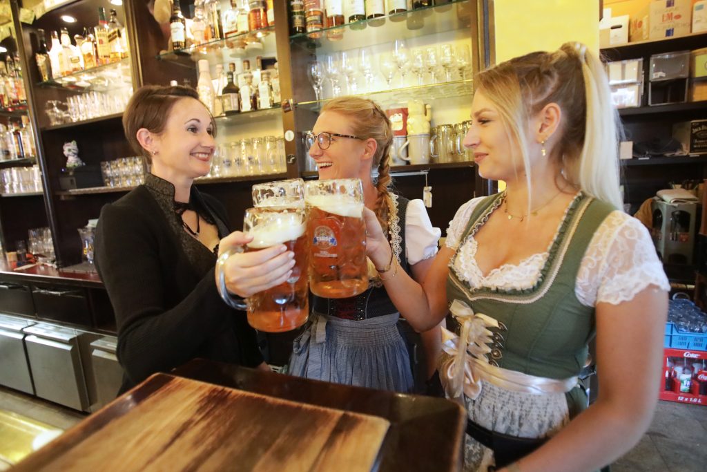 Drei Kellnerinen mit Maßkrügen